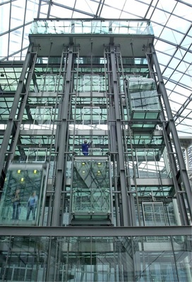 Abb. 1 Für den Betrieb der rund 5 Mio. Aufzüge in den 27 EU-Staaten werden zwei Großkraftwerke benötigt. Eines davon könnte man abschalten, wenn alle europaweit installierten Aufzüge mit der besten verfügbaren Technik nachgerüstet werden.