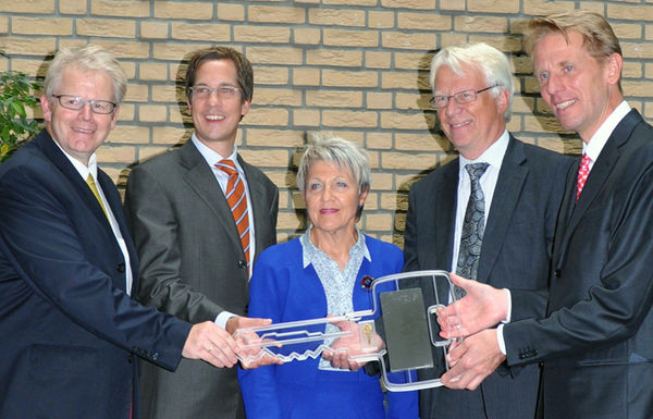 Mietvertragsunterzeichnung und Schlüsselübergabe (v.l.): Die Menerga-Geschäftsführer Helge Kahlen und Dr. Christian Hennerkes, Dagmar Mühlenfeld (OB der Stadt Mülheim an der Ruhr), Gerald Engström (CEO Systemair Group) und Jochen Roeser (Eigentümer der Immobilie).