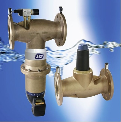 SYR: Rückspülbarer Flanschfilter 6380 (links) und Flanschdruckminderer 6247.