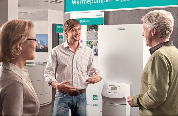 Abb. 1 Mit dem ab Herbst 2015 EU-weit verbindlichen Effizienz-Etikett werden unter anderem für Wärmeerzeuger Energie-Effizienzklassen ausgewiesen. Die beste Lösung für die individuellen ­Bedingungen eines Gebäudes können sie nicht darstellen. Der Beratungsbedarf der Branche gegenüber den Endverwendern wird darum deutlich steigen.