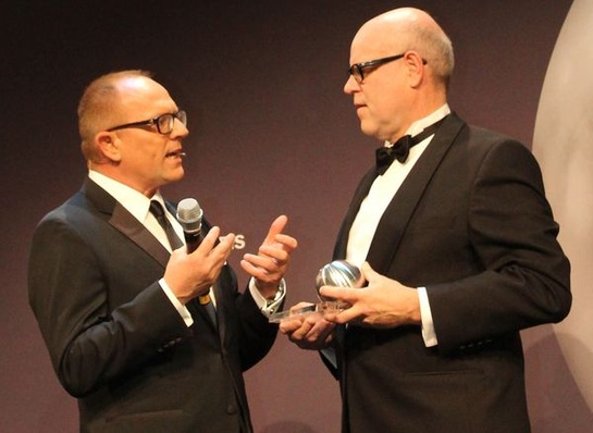 Rainer Hundsdörfer (rechts) nimmt den Deutschen Nachhaltigkeitspreis 2013 für ebm-papst in Empfang.