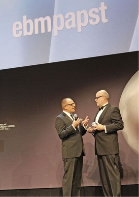 Rainer Hundsdörfer (rechts) nimmt den Deutschen ­Nachhaltigkeitspreis 2013 für ebm-papst in Empfang.