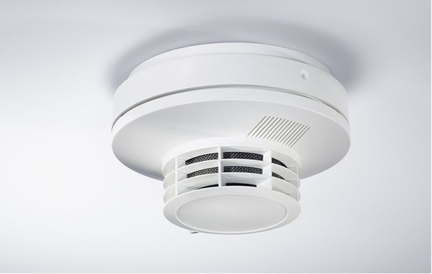 Hekatron: Mehrfachsensor-Brand­melder MTD 533X-SPCT mit integrierter Ton- und Sprachausgabe.