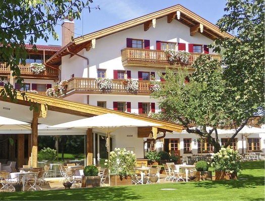 Abb. 1 Das Sporthotel Achental befindet sich direkt zwischen Chiemsee und dem 1669 m hohen und touristisch gut erschlossenen Aussichtsgipfel Kampenwand in den Chiemgauer Alpen.