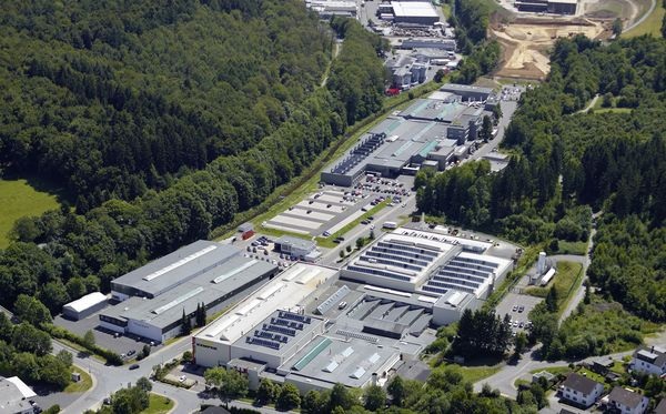 Blick auf den Kemper-Standort in Olpe, mit dem Bauplatz (rechts oben) für das neue Armaturenwerk mit integriertem Logistikzentrum.