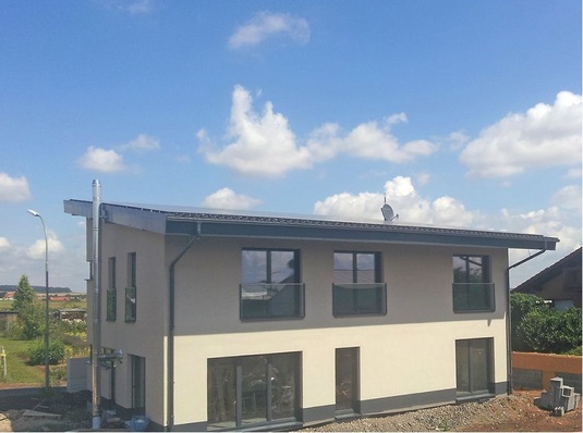 Abb. 1 Plus-Energie-Musterhaus mit 140-m²-Photovoltaik-Anlage…