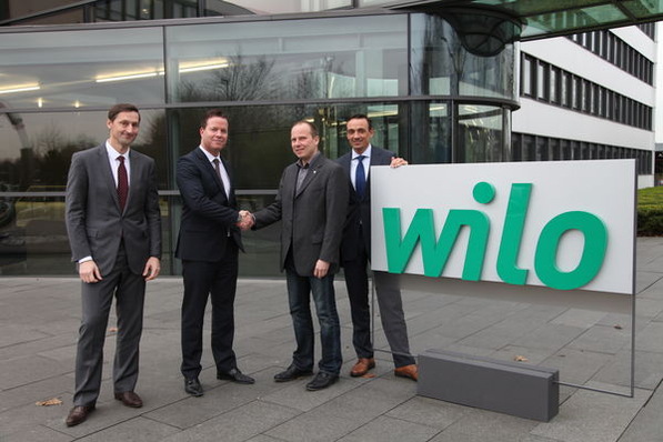 Eric Lachambre (COO Wilo), Oliver Hermes (CEO Wilo), Enrico Götsch (Geschäftsführer GEP) und Carsten Krumm (Vertriebsleiter D-A-CH Wilo) nach der Vertragsunterzeichnung (v.l.).