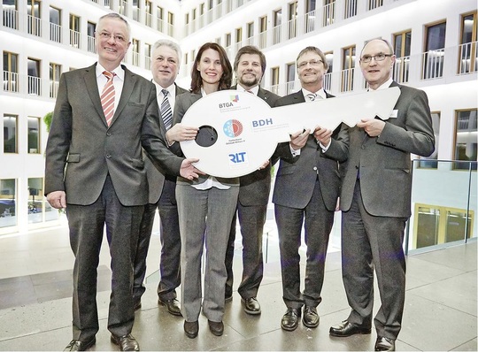 © TGA-Repräsentanz Berlin
 Symbolische Schlüsselübergabe zur Eröffnung der TGA-Repräsentanz Berlin (v.l.): Andreas Lücke, Hauptgeschäftsführer BDH; Robert Baumeister, ehemaliger Vorsitzender RLT-Verband; Rita Schwarzelühr-Sutter MdB, Parlamentarische Staatssekretärin BMUB; Josef Oswald, Präsident BTGA; Günther Mertz, Geschäftsführer TGA-Repräsentanz Berlin, FGK, BTGA und RLT-Verband; Prof. Ulrich Pfeiffenberger, Vorstand FGK.