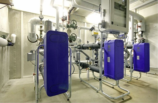 Abb. 1 Die dreistufig kaskadierte Fernwärmeübergabestation wurde nach den Vorgaben der Stadtwerke Rosenheim von der italienischen Spezialfirma Amarc DHS gebaut.