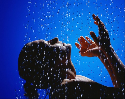 Abb. 1 Über Aerosole können als potenziell humanpathogen einzustufende Legionellen in die Lunge eindringen und eine lebensbedrohliche ­Legionellose (Lungenentzündung durch Tröpfcheninfektion) hervorrufen. Darum muss eine gesundheitsgefährdende Legionellenvermehrung in der Trinkwasser-Installation durch bau-, verfahrens- und ­betriebstechnische Maßnahmen verhindert werden.