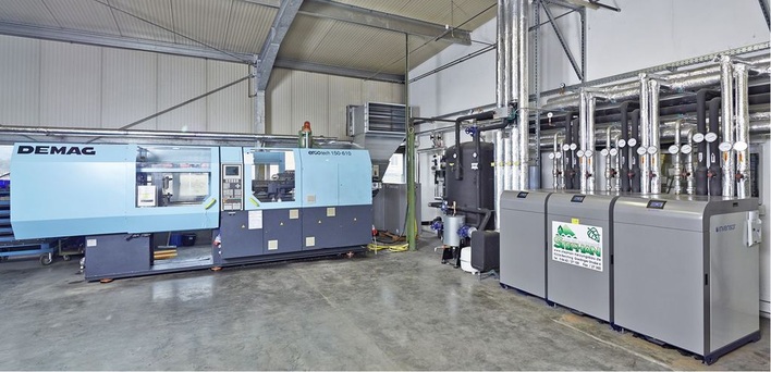 Abb. 1 Die drei Adsorptionskältemaschinen der KWKK-Anlage bei Transpofix und eine der damit gekühlten Spritzgussmaschinen.