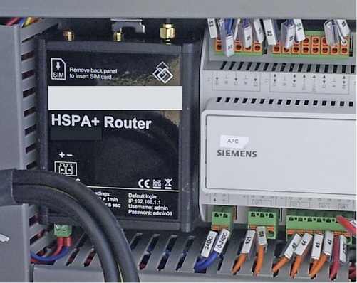 Clivet: GSM-Router und SiemensRegler im Schaltschrank eines Kaltwassersatzes.