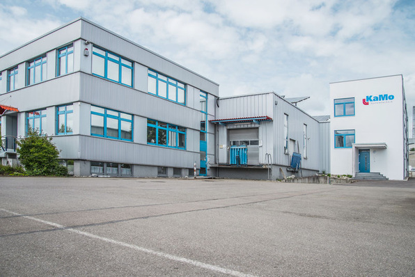KaMo-Stammsitz in Ehingen, rechts ist der dreistöckige Erweiterungsbau zu sehen.