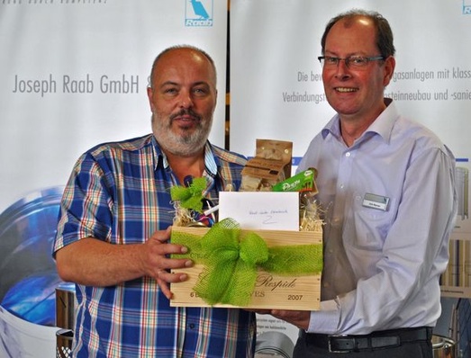 Eröffnung des Raab-Centers Osnabrück: Dirk Werner (rechts), Verkaufsleiter Nord der Raab-Gruppe und Detlef Wartemann, GF der Wartemann & Klose Schornsteintechnik GmbH und des Wartemann Fachgroßhandels.