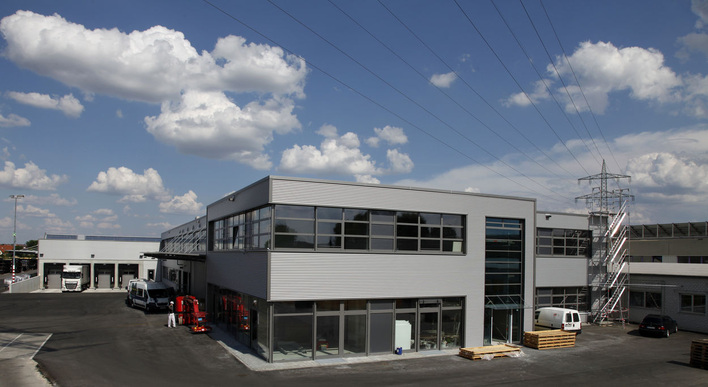 Rund 7500 m² zusätzliche Fläche bieten die neuen Gebäude auf dem Kessel-Werksgelände in Lenting für Logistik, Vertrieb und Produktion.