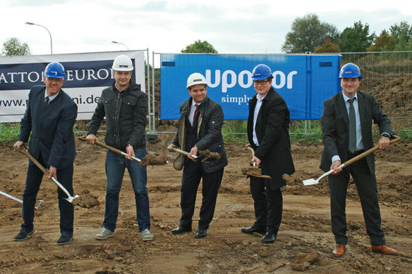 Spatenstich (v.l.): Günther Werner, Bürgermeister der Stadt Haßfurt; Ricky Bochmann, Projektleiter Goldbeck International; Sönke Kewitz, Panattoni Europe; Daniel Lange, Supply Chain Coordinator Uponor Central Europe und Heiko Folgmann, GF der Uponor GmbH.