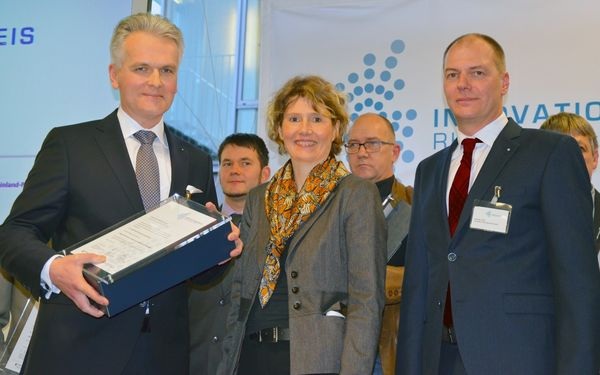 Howatherm-Geschäftsführer Dr.-Ing. Christoph Kaup, Staatsministerin Eveline Lemke und Howatherm-Produktionsleiter Dipl.-Ing. Karsten Bolt (v.l., vordere Reihe) beim Innovationspreis 2014.