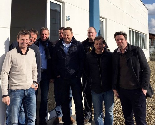 mobiheat-Standort Krefeld: Geschäftsführer Andreas Lutzenberger (r.) und Helmut Schäffer (4.v.r.) und Prokurist Wolfgang Sonntag (2.v.r.) besuchen das Team am neuen Standort in Nordrhein-Westfalen.
