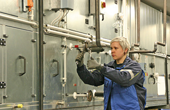 
Anlagenmechanikerin in der Ausbildung. 
