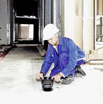 
Kessel: Die Quick-Fit-Durchgangsdichtung wird einfach in eine Kernbohrung eingesetzt. 
