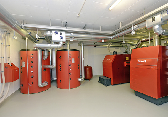 

Abb. 1

 Heizzentrale „Humboldtstraße 30“ mit BioLyt-Holzpellet-Heizkessel (links) und Hoval UltraGas-Brennwertheizkessel (rechts). Die Anlage ist so aufgebaut, dass am Holzpellet-Heizkessel jederzeit Schulungen stattfinden können. Die beiden EnerVal-Pufferspeicher ermöglichen einen optimierten Einsatz des Pellet-Heizkessels. 

