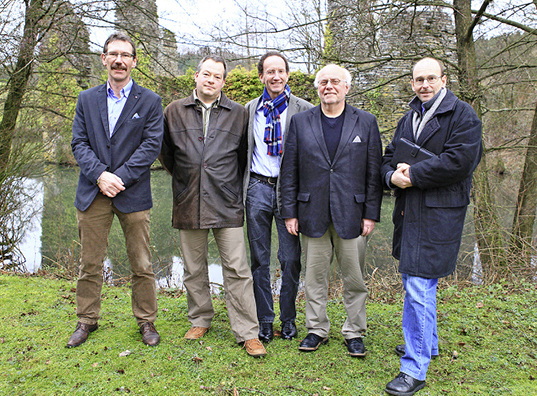 © Bild: Corinne Schneider
 
Die Mitglieder des Planernetzwerks (v. l.): Guido Manheller, Büro für Sachverständigenwesen; Edmund Hachenberg, Planungsbüro für Haus- und Industrietechnik; Dipl.-Ing. (FH) Michael Malkomes, Ingenieurbüro; Nikolaus W. Fischer, Rose & Partner Planungsgesellschaft und Dipl.-Geologe Ulrich Reisdorf, TerraSystems.