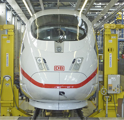 
1
 ICE im Werk Krefeld von DB Fahrzeuginstandhaltung. Mit MeteoViva Climate wurden in der Betriebsstätte die Energiekosten um 41 % gesenkt. 
