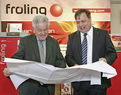 



Fröling-Geschäftsführer Dr. Ernst Hutterer (links) zeigt dem OÖ. Landeshauptmann Dr. Josef Pühringer die Pläne für die neue Fröling Akademie. 
