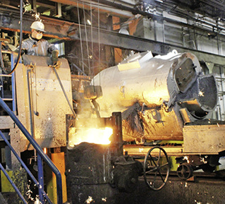 



Neuer Schmelzbetrieb bei Düker in Karlstadt: Flüssigeisenentnahme am Vorherd. 
