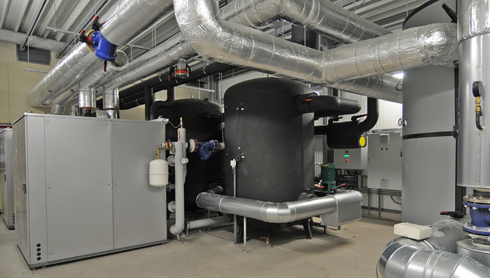 



1
 Die beiden Absorptionskälteanlagen am Velux-Produktionsstandort Sonneborn. 
