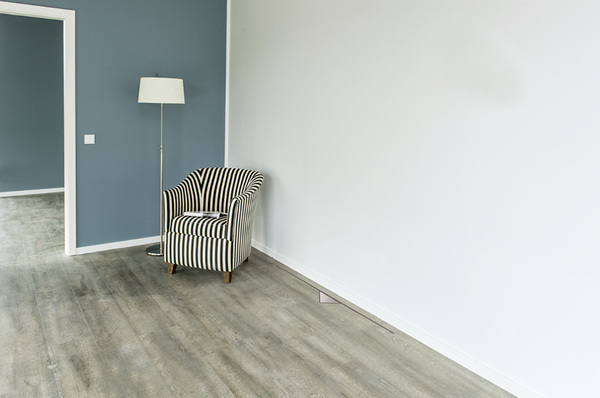 



1
 Nahezu unsichtbarer Lüftungskomfort: Mit der bodenbündigen Design-Blende PluggLine Shadow wirkt der Luftdurchlass wie eine Schattenfuge und wird kaum als technisches Bauelement wahrgenommen. Die dreieckige Abdeckung der Revisionsöffnung kann gewendet und mit dem Bodenbelag aufgefüllt werden. 
