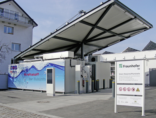 



1
 Der am einfachsten aus erneuerbaren Energien herzustellende Kraftstoff ist Wasserstoff. H2-Tankstelle des Fraunhofer-Instituts ISE, Freiburg.
