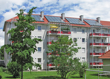 



varmeco: Flachkollektoren auf einem Mehrfamilienhaus. 
