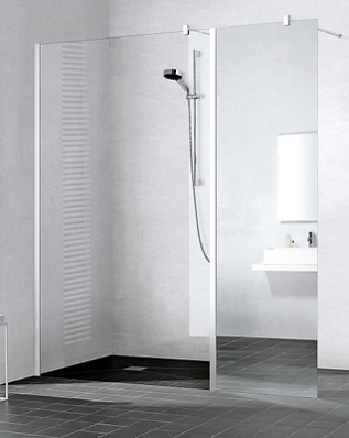 
Kermi: Walk-in XB Wall mit zusätzlichem Festfeld. 



