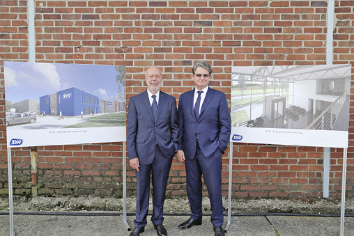 



SYR startet im Jubiläumsjahr eine Standorterweiterung. Die Firmenspitze, Harald Sasserath (links), Inhaber und Sohn des Firmengründers Hans Sasserath, und Geschäftsführer Willi Hecking, präsentiert die Entwürfe der neuen Gebäude. 
