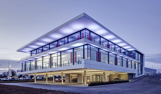 
1
 Für die Schnepf Planungsgruppe Energietechnik ist die eigene Firmenzentrale mit Solar-Eis-Speichersystem zum Heizen und Kühlen und zwei unterschiedlichen Klimatisierungslösungen eine ausgezeichnete Referenz. 



