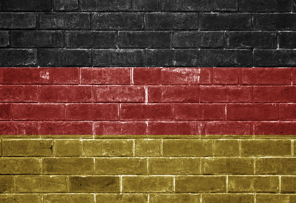 



1 
Ziel der deutschen Klimapolitik ist es, bis 2020 die Emissionen von Treibhausgasen (zum größten Teil sind dies CO
2
-Emissionen aus der Energieerzeugung) um mindestens 40 % gegenüber dem Stand von 1990 und bis zum Jahr 2050 um 80 bis 95 % zu senken. Im Gebäudesektor werden umweltrelevante Entscheidungen jedoch bisher nicht auf der Basis zugehöriger CO
2
-Emissionen getroffen. CO
2
-Einsparpotenziale bleiben dadurch ungenutzt. 
