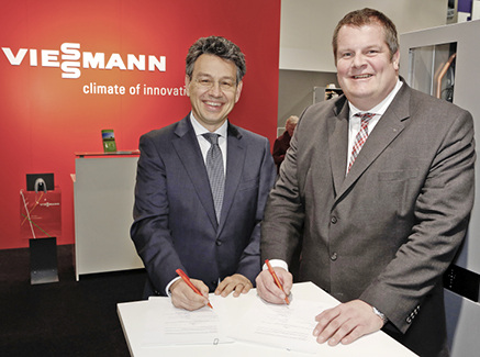 



Auf der BAU 2015 haben Dr. Frank Voßloh (r.), Geschäftsführer Viessmann Deutschland GmbH, und Dr. Uwe Kolks (l.), Geschäftsführer E.on Energie Deutschland, die Kooperationsvereinbarung zwischen den beiden Unternehmen unterzeichnet. 
