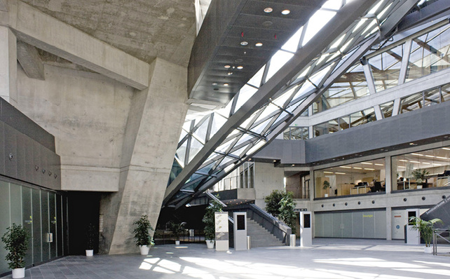 



1
 Gebäude mit großzügigen Raumkonzepten besonderer Art und Nutzung erfordern häufig besondere Brandschutzlösungen. 
