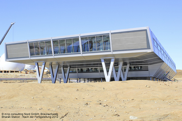
1
 Die 2000 m
2
 große Polarstation Bharati besteht aus 134 Wohn- und Arbeitscontainern mit einem Transportgewicht von rund 1000 t. 
