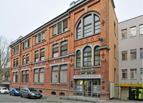 



1
 Göppinger Ärztehaus. Das ehemalige Fabrikgebäude beherbergt heute drei Praxen, eine chirurgische Klinik sowie die Räumlichkeiten einer Druidenloge im Untergeschoss. 
