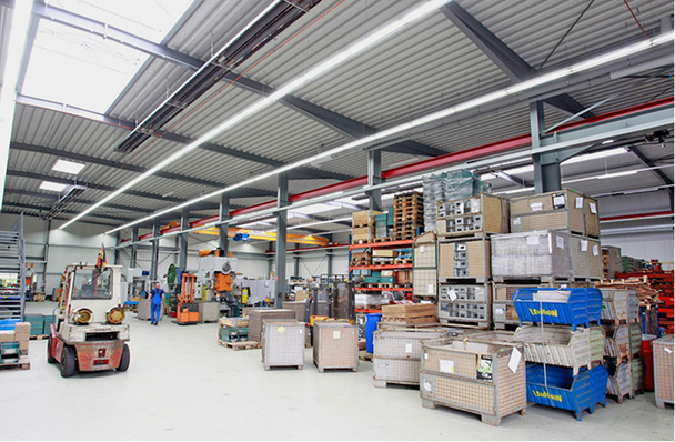 



1
 Mit Zweirohrstrahlern temperiertes Warenlager. 
