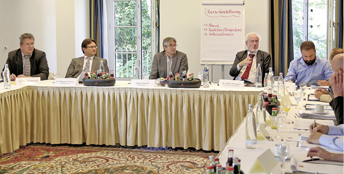 



1
 Diskutierten über mögliche Ursachen für die ungeklärten Schäden im Wasserversorgungsgebiet Holsterhausen (v. l.): Dr. Torsten Richter, Kurita, Dr.-Ing. Robertino Turkovic (TZW), Moderator Egbert Donatz, Dr. Anton Klassert, Deutsches Kupferinstitut, und Andreas Braun (ZVSHK). 
