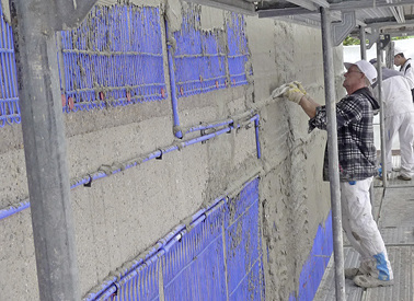 
Außen liegende Wandheizung: Einputzen der Kapillarrohrmatten mit Klebemörtel. 



