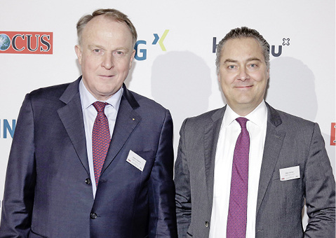 



Walter Viegener (links), Geschäftsführender Gesellschafter der Viega GmbH & Co. KG, und Peter Schöler, Geschäftsbereichsleiter Personal, freuen sich über die Auszeichnung „Bester Arbeitgeber 2016“. 
