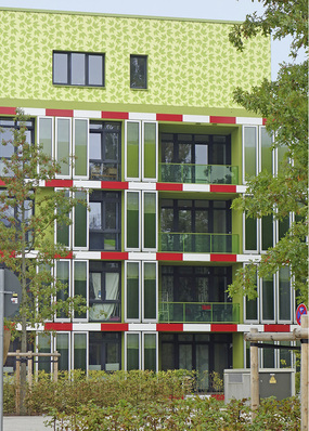 



1
 Die geschlossenen Wandflächen auf der Süd- und Ostseite des BIQ-Wohnhauses sind mit geschosshohen Bioreaktoren bedeckt, in denen hinter Glas Algen durch Sonnenlicht gedeihen … 
