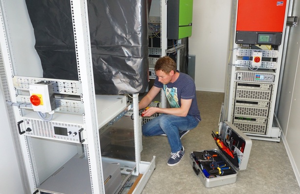 Aufbau von Testständen am KIT, mit denen die Sicherheit, Qualität und Netzdienlichkeit von Heimspeichern für Strom aus PV-Anlagen analysiert wird.