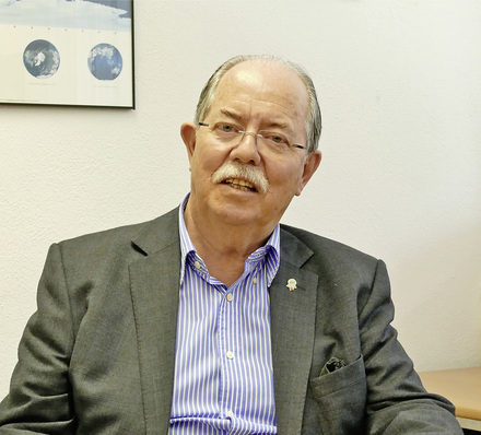 



1
 Kaum ein Wärmepumpen-Fachmann kennt die Tücken von Wärmepumpenanlagen besser als Peter Hubacher, besser bekannt als Schweizer Wärmepumpendoktor. Sein Credo: kleiner Temperaturhub, knappe Dimensionierung. 
