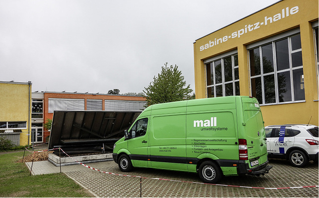 



1
 Fernwärme Murg-Niederhof. Die Heizzentrale befindet sich unter der Sporthalle (rechts), der unterirdische Hackschnitzel-Speicher hat eine Fassungsvermögen von 150 m
3
. 
