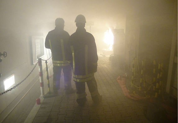 
1
 Bei dieser starken Verrauchung kann die Feuerwehr den Brand gerade noch bekämpfen. Die Frage zum Sachschutz hat sich hier aber meist schon erledigt.



